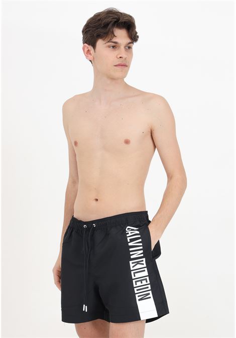 Shorts mare nero da uomo con maxi stampa logo CALVIN KLEIN | KM0KM00991BEH